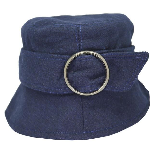 Sombrero cinta ancha con hebilla de dama.