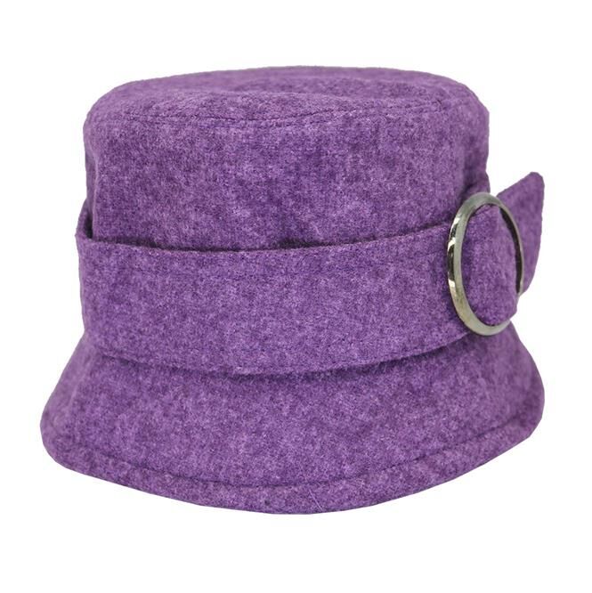 Sombrero cinta ancha con hebilla de dama.